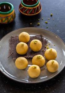 Besan Laddu [4 Pieces]