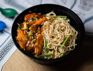 Veg Hakka Noodles With Baby Corn Mix Veg Wolly Sauce ( Wet )