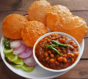Swaadi Chhole Puri(5Pcs) +raita+salad+chutney
