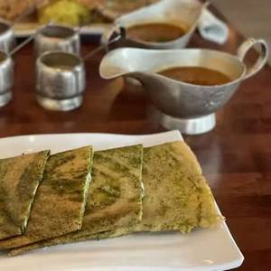 Keerai Cheese Garlic Dosa