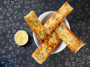 Garlic Bread With Cheese Sauce