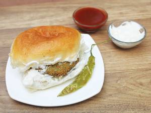 Makka Palak Vada Pav