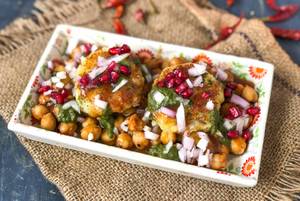 Chana Aloo Tikki Chat (2 Pcs)