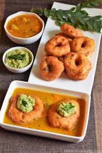 Medu vada with sanbar and chutney