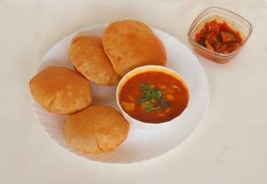 Plain Poori With Aloo Sabzi (4 Pcs)