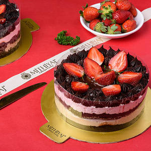 Strawberry Chocolate Cake (600 Gms)