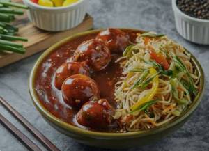 Hakka Noodles With Manchurian [20 Pcs ] With 2 Fruit Beer