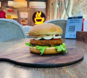Veggie Delight Burger (Crispy & creamy)