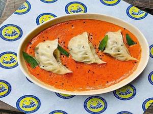 Paneer Makhni Jhol Momos
