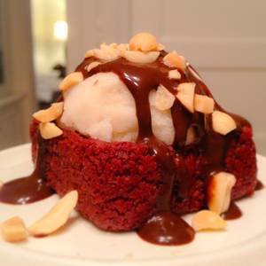 Cheesy Red Velvet Brownie With Vanilla Icecream