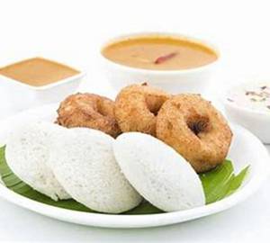 Idli [2 Pieces] With Medu Vada [2 Vada]