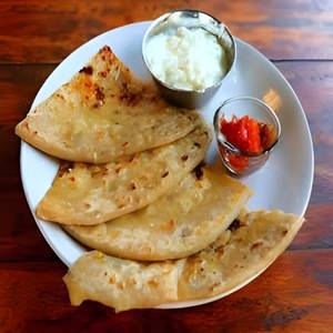 Aloo Paratha With Curd