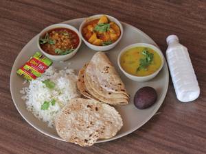 Premium Gujarati Thali