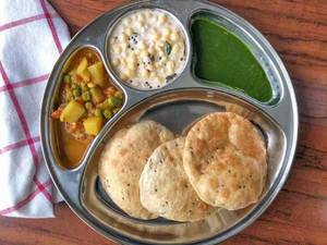 Aloo Matar Rassa With 5 Poori