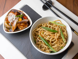 Tangra Chili Chicken + Veg Hakka Noodles
