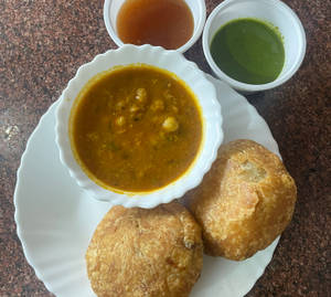 Onion Kachori With Chana (1 Pc)