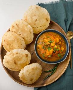 Poori With Aloo Tamatar Sabji