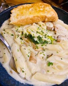 Alfredo Pasta With 2 Garlic Breads