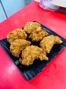 Crispy chicken momos