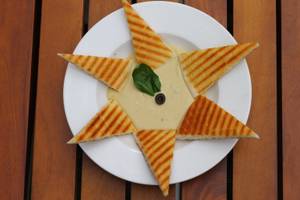 Bayroute Hummus With Grilled Pita