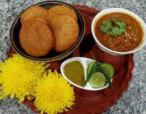 Sattu Puri(4)+ghooghni+salad+achar
