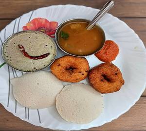 Idli [2] + Vada [2]