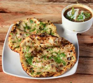 Amritsari Aloo Pyaaz Kulche Chole