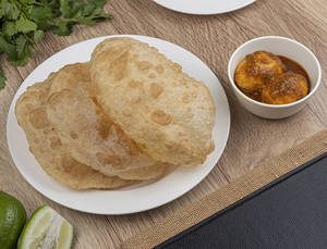Luchi (3pcs) With Egg Kosha(2 Pcs)