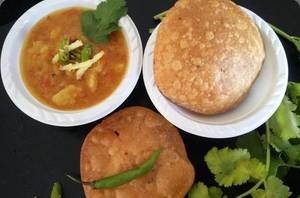 Kachori With Aloo Sabji (1 Piece)