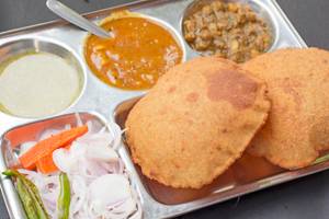 Bedmi Poori Sabji (2 pcs)