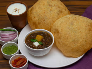 Cholle Bhature (4 Pcs) With 1 Lassi