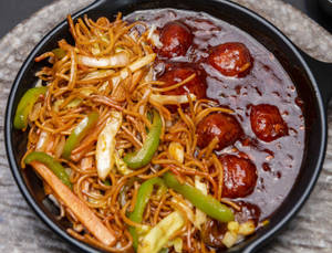 Veg Schezwan Noodles + Veg  Manchurian(5 Pcs)