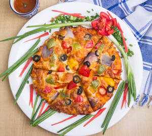 9" Large Deluxe Veggie Delight Pizza (Serves 4)