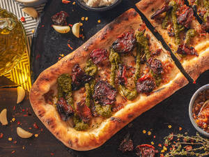 Vegan Garlic Bread with Pesto & Sun-dried Tomatoes