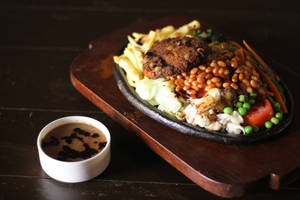 Veg Sizzler with Baked Beans Noodles & Garlic Sauce