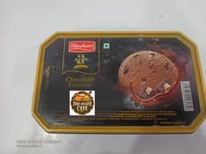 Chocolate Brownie 700 Ml Tub + Plane Chocolte Cup