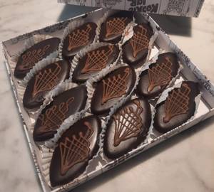 9 Chocolate Boat With Small Travel Pastry Box