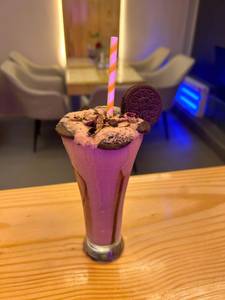 Dark Chocolate Kitty Oreo Shake