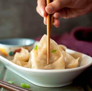 Veg And Cheese Burst Momos [5pcs]