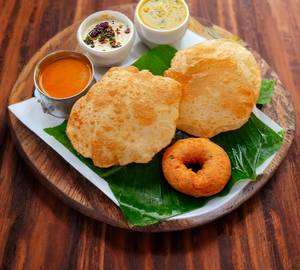 Poori Set With Uzhunnu Vada