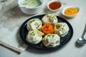 Steamed veg and cheese momo