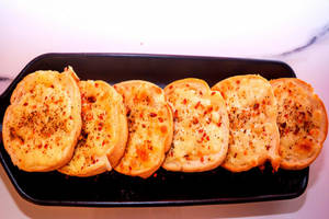 Garlic Bread With Chilly And Cheese
