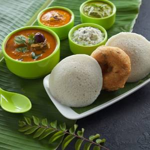 Idli & Vada [2 Pieces Idli & 1 Piece Vada]