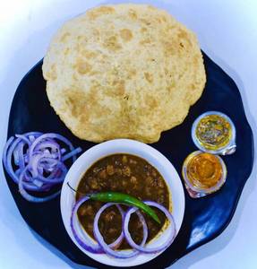 Spl. Chole Bhauture Without Paneer (halfplate - 1 Pc Bhature)