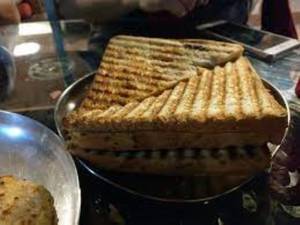 Aloo matar sandwich [toast]