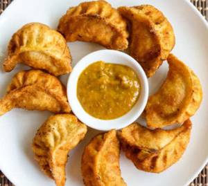 Fried Schezwan Chicken Momos [6pcs]