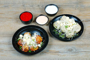 Paneer Steamed Momos [4 Pieces] with Paneer Fried Momos [4 Pieces]