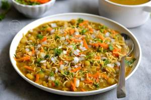 Masala Puri (Channa With Puri) With Veggies Topping
