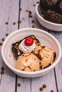 Dulce De Leche Fudge Sundae
