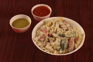 White Sauce Pasta With Chuteny And Katcheup